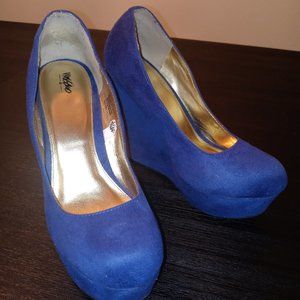 Closed toe wedge shoe